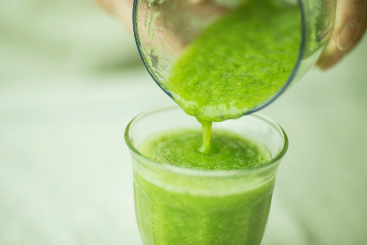 green-smootie-mixer-glass